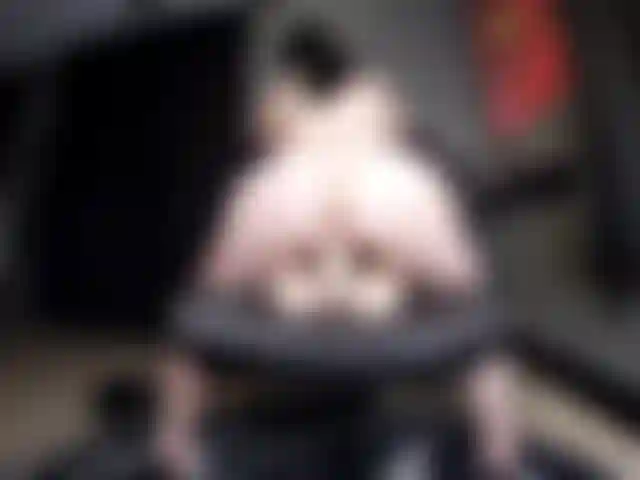 Assise sur une chaise de bureau.