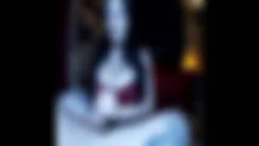 Instructions de branlette (joi) en utilisant la bite d'osiris comme modèle.