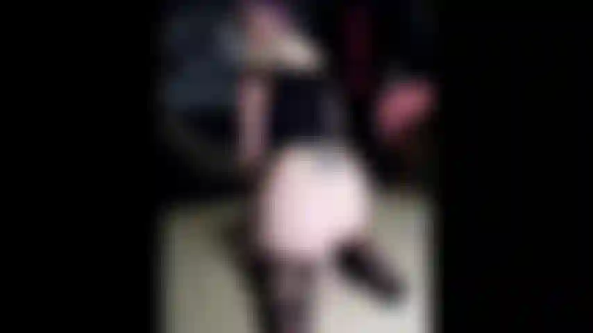 Chevauchant mon gode à succion sur le sol.