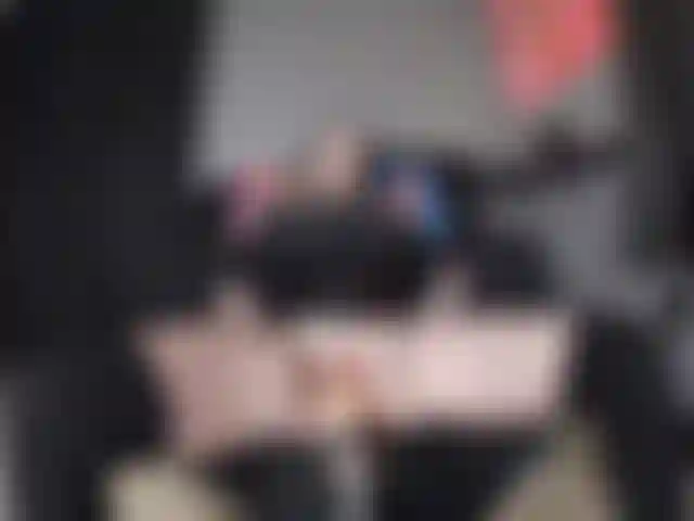 Je baise l'orgasme avec un gode blanc.