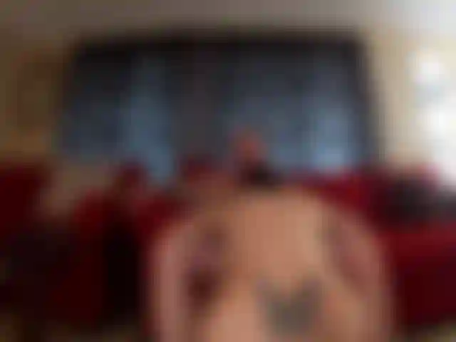 À cheval sur le canapé.