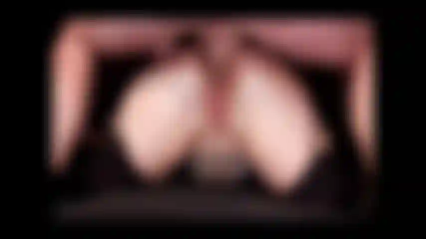 Gros plan anal avec une éjaculation dans la chatte.