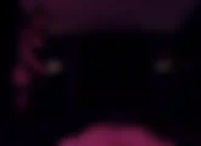 Une démone coquine se faufile dans votre chambre pour voler votre sperme.