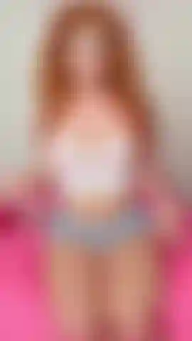 J'utilise un gode aussi gros que mon bras dans ma petite chatte serrée.