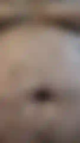 Je joue avec ma poitrine et ma bite, venez voir mes couilles.