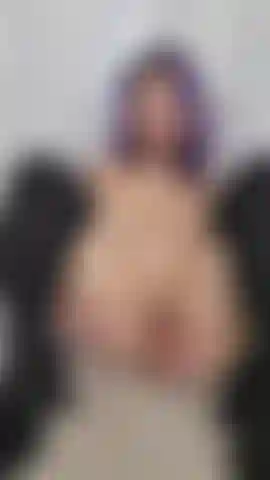 Des bottes hautes à talons hauts et un jeu de gode.