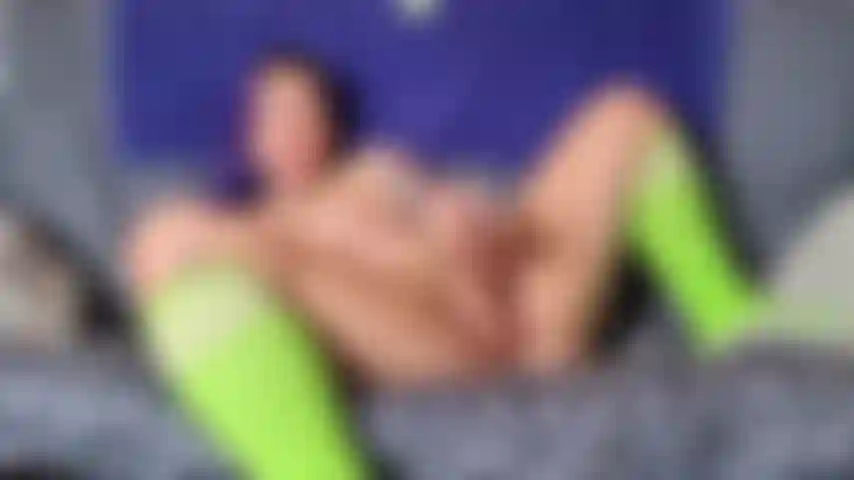 Je joue avec un gode en chaussettes hautes.