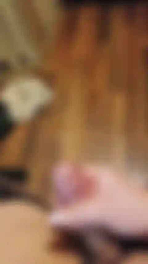 Ejaculation #1. Très courte et douce : une grosse éjaculation pendant que je te dis de la lécher. Courte vidéo, mais grosse charge.