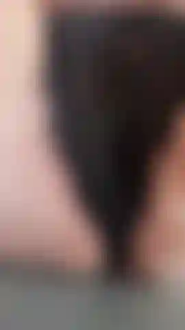 Du sperme coule à travers mon string.