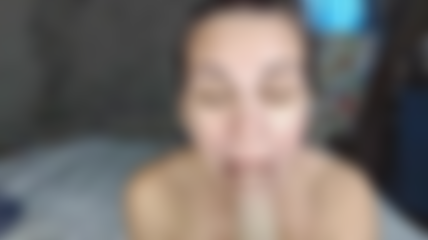 Une femme cocue qui fait une pipe et qui lèche la chatte avec orgasme.