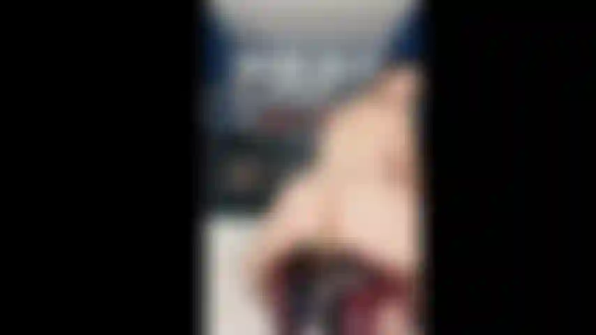 Daisie secouant ses fesses nues dans des talons marron.