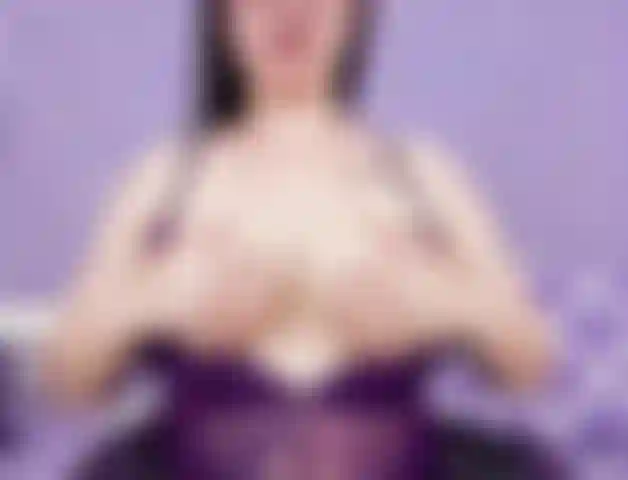 Frottant une lotion et massant mes seins gonflés.