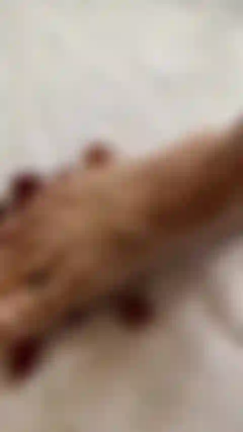 Éclaboussant avec des pieds sexy écrasant des raisins.