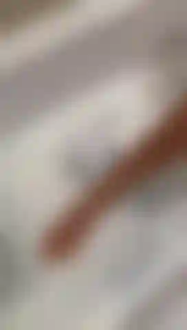 Des pieds sexy dans un bain moussant.