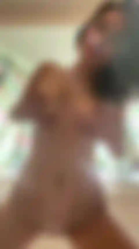 Une brune excitée qui huile des seins naturels.