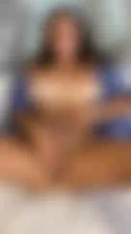 Une milf joue avec une jolie chatte.