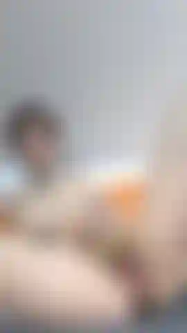 Voyons comment je baise ma chatte poilue et humide avec un gode.