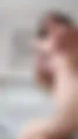 Je joue avec un plug anal et je twerk avec de l'huile.