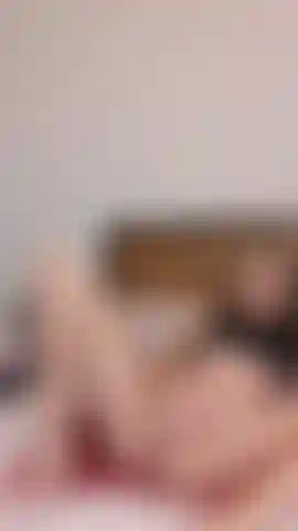 Je doigte et je baise ma chatte serrée.