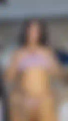Je joue avec mes gros seins.