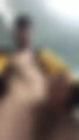 Je me masturbe pour ma voisine, qui me demande des vidéos.