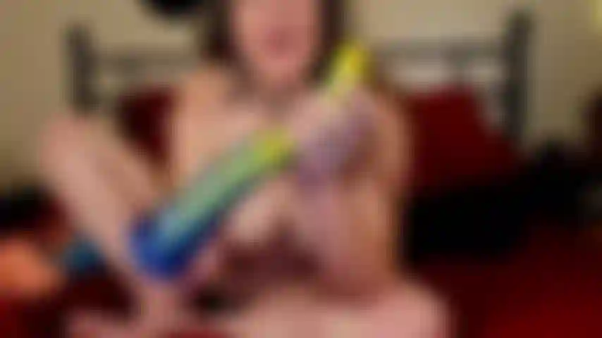 Un énorme gode tentacule de 12 pouces baise et éjacule.