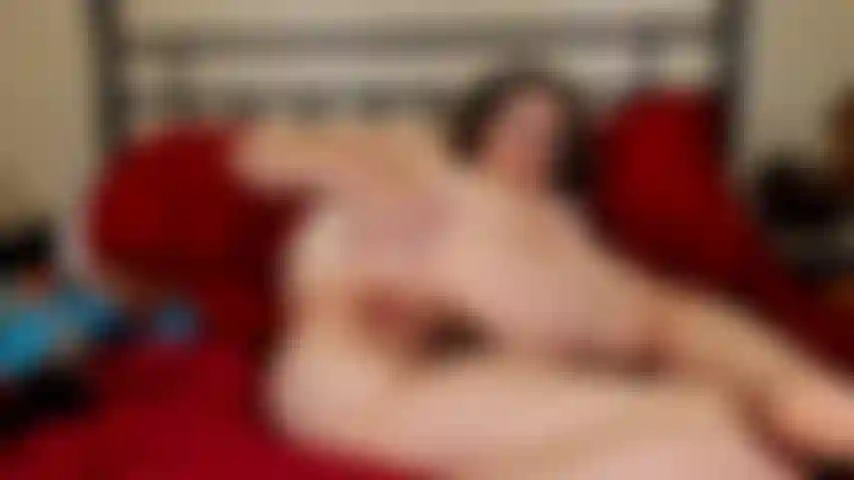 Le cul écarté allongé sur le côté.