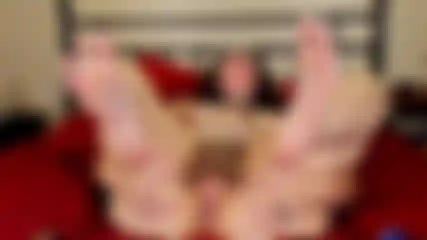 Cul et chatte écartés sur le dos, trou du cul béant et clignant de l'œil, pieds nus.