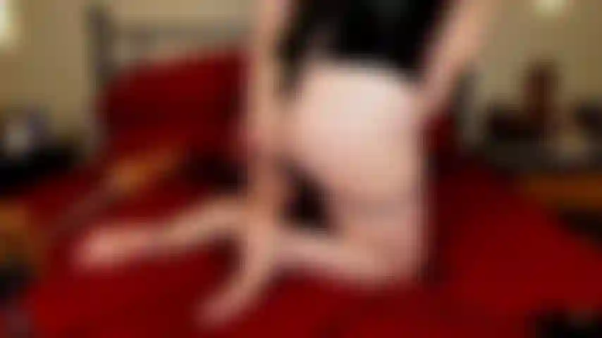 Une machine à baiser anale en corset avec semelles et béante - un peu en désordre.