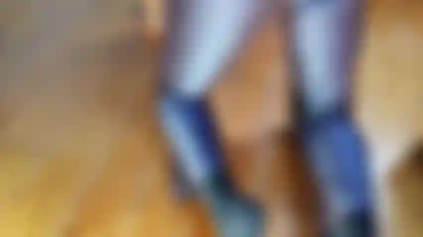 Mon cul et ma bite se montrent dans un pantalon brillant.