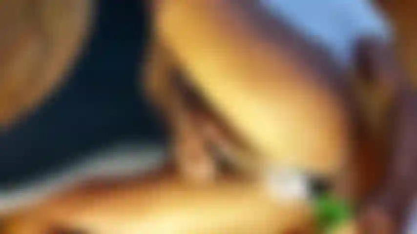 Jeu de bouteille de vin {explicite}.