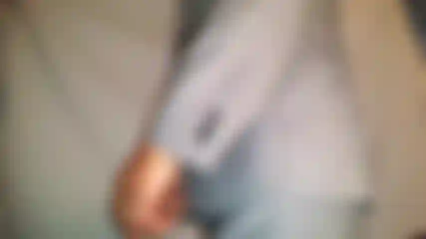 Montrant ma virilité à travers mon pantalon de costume...