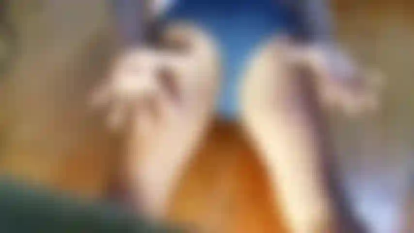 Je porte des sous-vêtements de strip-tease dans un pantalon de costume bleu marine.