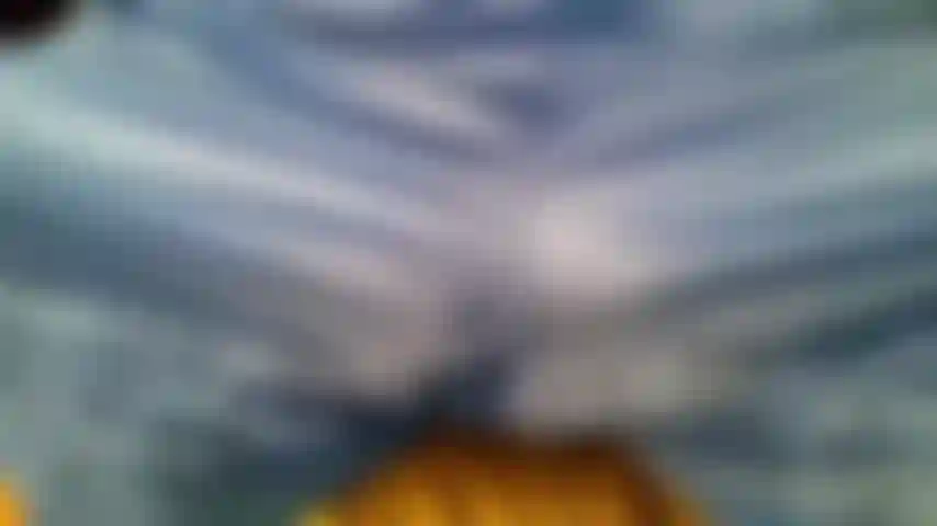 Je sors de mon short brillant.