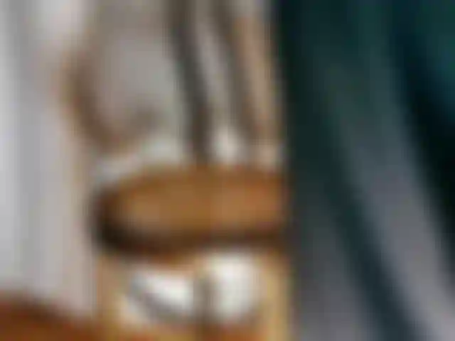 Le cul et la bite jouent en costume 2 pièces.