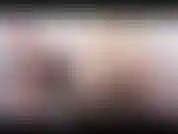 Pénétration vaginale avec une adolescente nue.