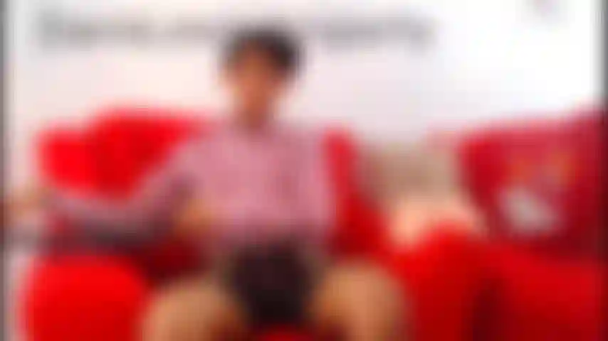 Étant maître et montrant la viande.