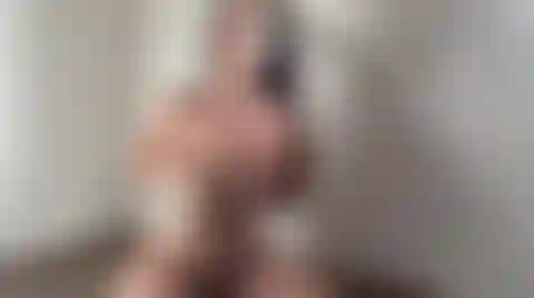Vidéo sexy de moi touchant mon corps partout. Regarde-moi me déshabiller lentement pour ne plus rien. Viens me regarder.