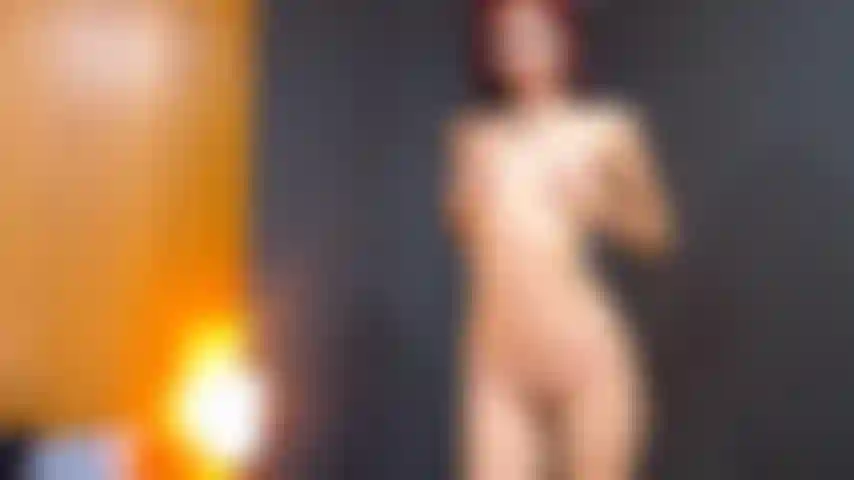 Mets de l'huile dans mon corps sexy + écarte mes fesses.