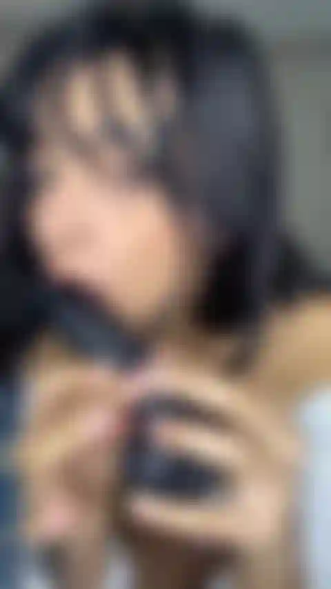 Tu veux voir comment je baise avec mon gode pendant que je me mouille ?