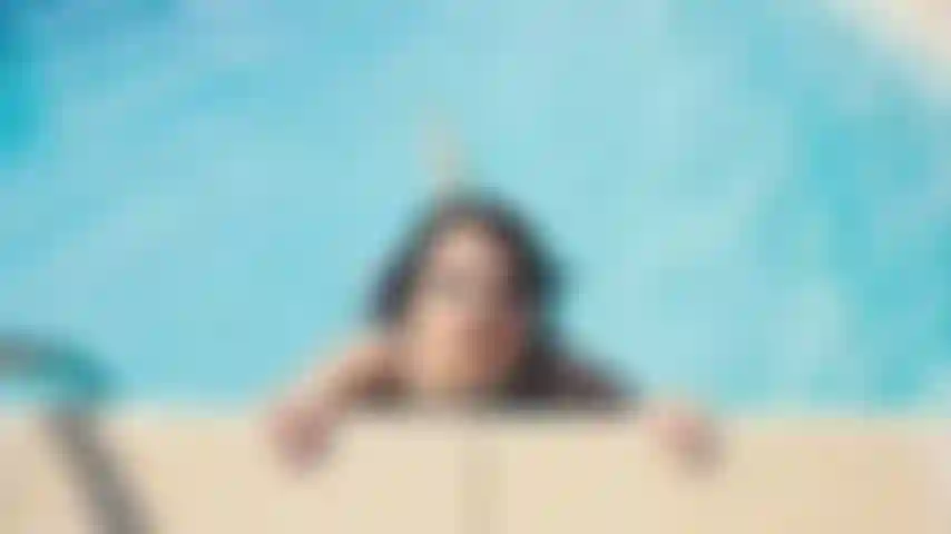 Eau, piscine & seins :).