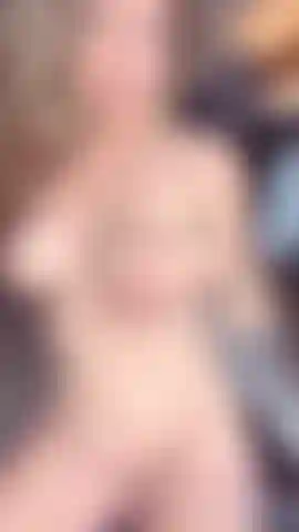 Je frotte et caresse tout mon corps nu. Es-tu prête ?