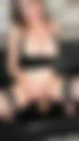 Anal avec un gode de 9 pouces puis un concombre encore plus gros.