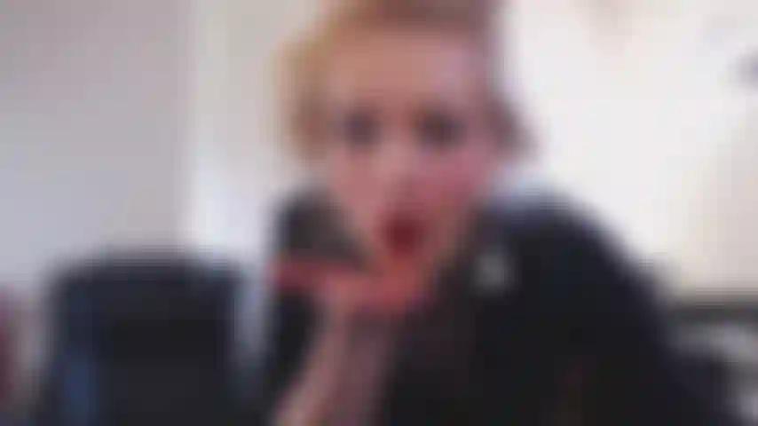 Taquine au bureau, sale secrétaire te veut.