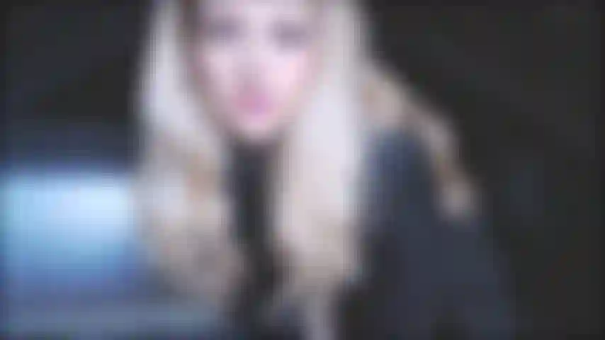 Excitée en voiture.