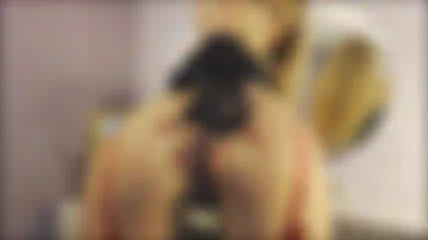 Tenue sexy, doigte le cul.