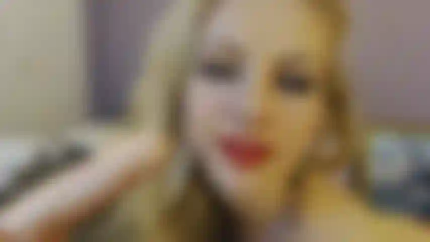 Une cuisinière sexy et lente, des lèvres rouges.