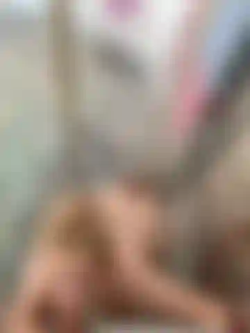 Horny bj sous la douche (tellement mouillée).