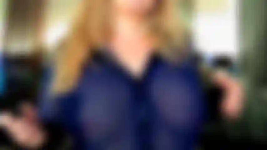 Taquine les seins et suce profondément un gode.