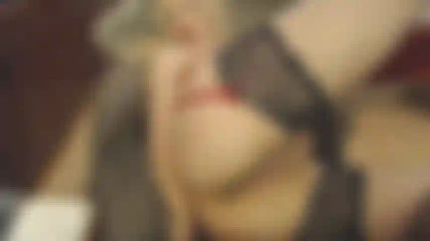 Enculée en pos cuillère (gode noir).